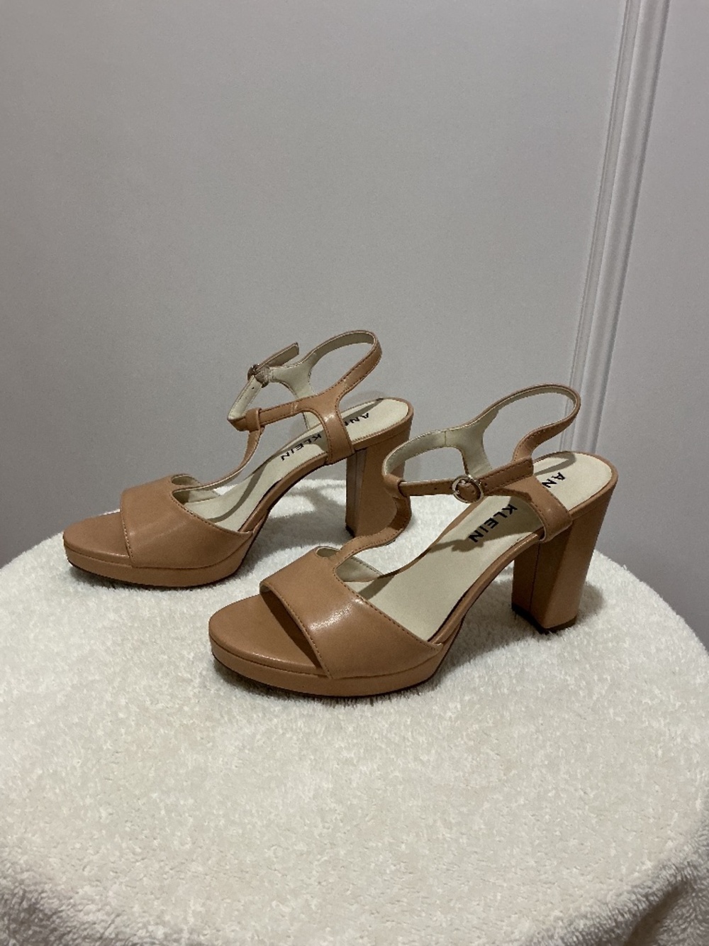 Anne Klein heels T Strap, open toe Size 7 Like new